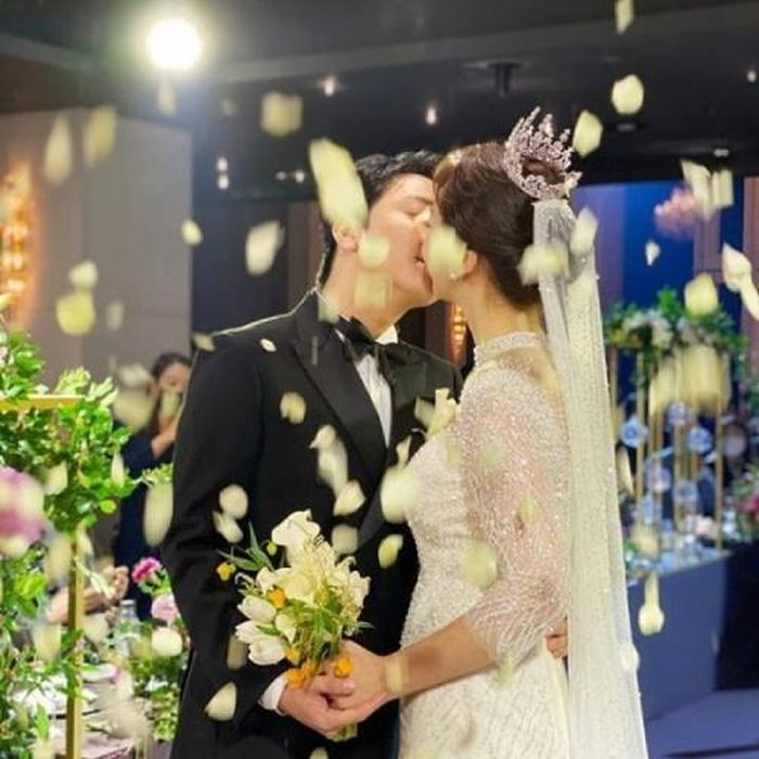 Cô dâu kiều diễm Bae Seul Ki trong hôn lễ. "Tôi muốn trở thành một người vợ đức hạnh để chăm sóc gia đình nhỏ", mỹ nhân Hàn Quốc chia sẻ về kế hoạch tương lai sau ngày cưới.
