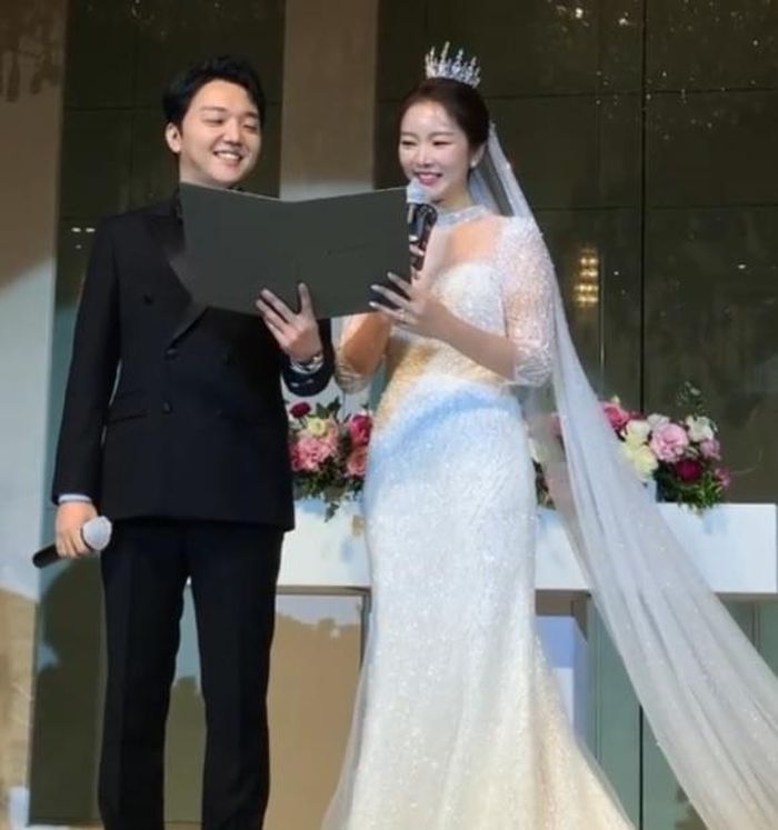  Cặp đôi đọc lời tuyên thệ trước sự chứng kiến của gia đình hai bên và bạn bè thân thiết trong giới giải trí. Theo Naver, chồng của Bae Seul Ki là một YouTuber với gần 300.000 người theo dõi và kém cô dâu 2 tuổi. Hai người quyết định xây dựng tổ ấm sau 3 tháng hẹn hò. 
