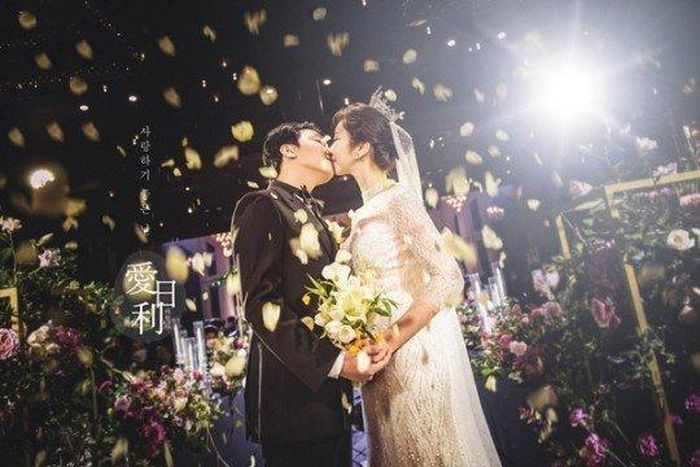  Trên trang cá nhân, Bae Seul Ki bày tỏ niềm hạnh phúc trong ngày cưới. Nữ diễn viên cũng gửi lời cảm ơn đến người hâm mộ đã ủng hộ tình yêu của cô và cho biết sẽ cố gắng giữ gìn hôn nhân hạnh phúc. 