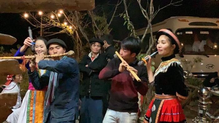 Nghệ nhân A Páo( bên trái) biểu diễn cùng nghệ nhân Mão Mèo
