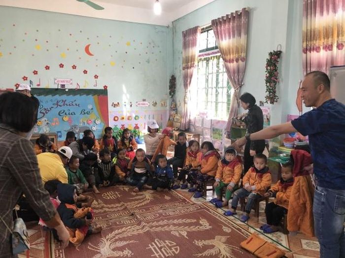 Đoàn trao quà cho học sinh trường tiểu học Làng Tấn, Quản Bạ.