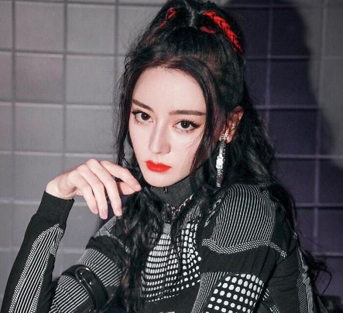 Khi tham gia thi đấu giao lưu cùng fan, Địch Lệ Nhiệt Ba khiến dân mạng hoài nghi về khả năng cũng như mức độ am hiểu game của chính người đẹp dù bản thân đang là đại sứ hình ảnh.