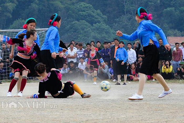 Hình ảnh thi đấu đầy máu lửa, quyết giành lấy bóng khiến một số cầu thủ của đội bạn trượt ngã của các cô gái dân tộc thiểu số.