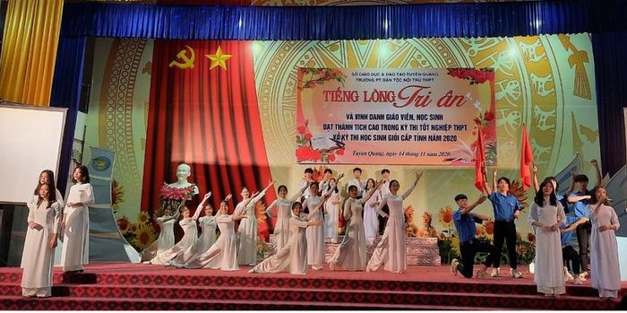  Chương trình văn nghệ ấn tượng do học sinh nhà trường thể hiện 