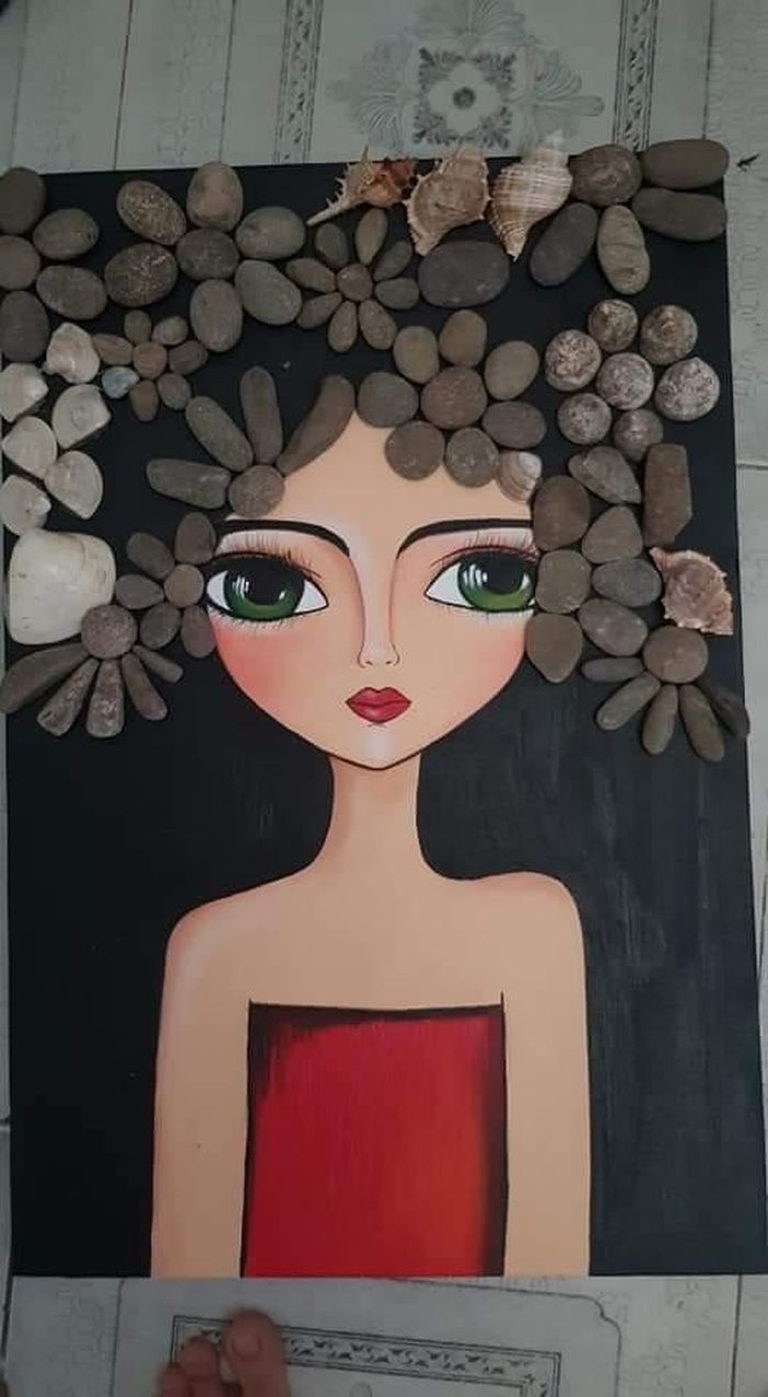 Ban đầu, chị chỉ làm tranh sỏi với mục đích treo nhà. Nhưng sau khi chị chia sẻ tranh trên một vài hội nhóm, được mọi người quan tâm và ủng hộ, chị đã đầu tư làm nhiều bức tranh cầu kỳ hơn.
