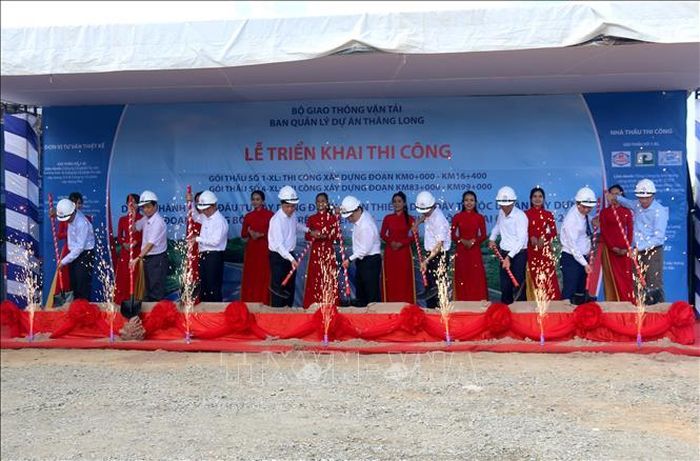 Đại biểu thực hiện nghi thức triển khai thi công 2 Gói thầu thuộc Dự án cao tốc Phan Thiết - Dầu Giây. Ảnh: Nguyễn Thanh/TTXVN