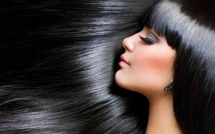 Muối đen làm sạch gàu cho tóc.