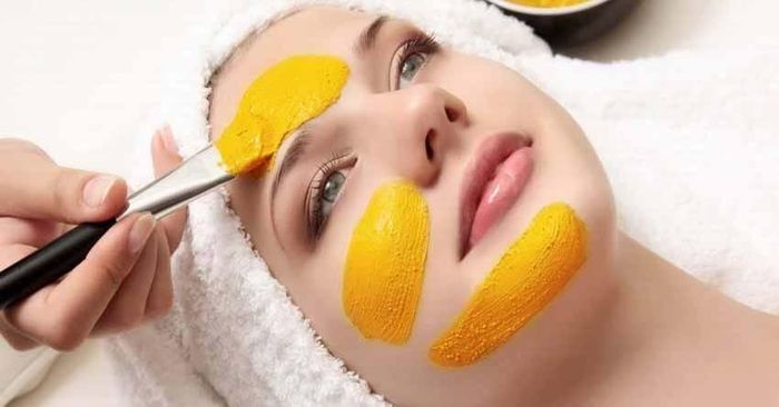 Mặt nạ làm đẹp da gồm muối đen và mật ong.