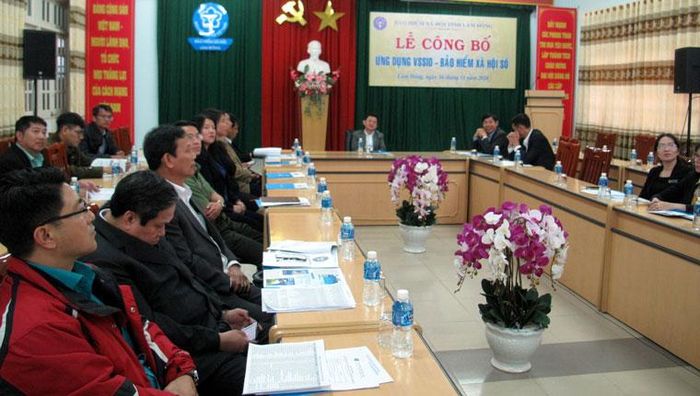 Ông Phan Văn Đa - Phó Chủ tịch UBND tỉnh cùng các đại biểu tham dự lễ công bố ứng dụng VssID - Bảo hiểm xã hội số