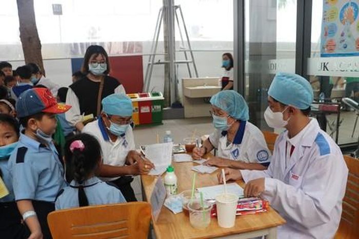 Sinh viên trường Hồng Bàng và các bác sĩ bệnh viện Đại học Y dược khám sức khỏe cho các cháu học sinh nghèo