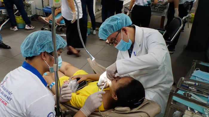 Khám bệnh cho các em nhỏ