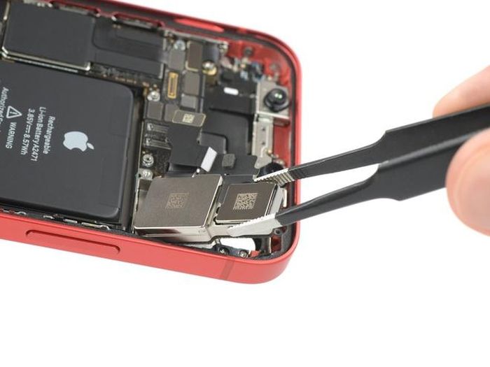  iPhone 12 mini được trang bị cụm camera kép, cùng có độ phân giải 12 MP như iPhone 12. Camera chính còn được tích hợp bộ ổn định hình ảnh quang học (OIS), vốn cần có không gian lớn hơn so với camera thông thường. Ảnh: iFixit. 