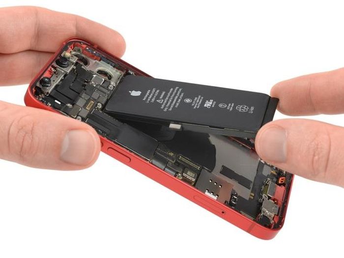  Viên pin chính là linh kiện bị cắt giảm nhiều nhất. Pin của iPhone 12 mini có dung lượng 8,57 Wh, nhỏ hơn khoảng 20% so với viên pin 10,78 Wh trên iPhone 12. Đây là lý do dung lượng pin của iPhone 12 mini kém thuyết phục. The Verge cho rằng pin của iPhone 12 mini "kém thấy rõ so với iPhone 12, vốn đã kém hơn iPhone 11". 