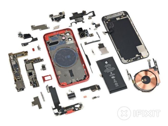  iFixit nhận xét iPhone 12 mini là "điện thoại nhỏ với tham vọng lớn". Apple đã làm rất tốt khi tích hợp nhiều linh kiện có kích thước tương tự các mẫu iPhone lớn hơn. Những linh kiện bị thu nhỏ bao gồm loa, Taptic Engine và pin, trong đó pin là sự rút gọn đáng tiếc nhất. Mặc dù chấm điểm sửa chữa ở mức khá (6/10), iFixit nhận định tấm kính mặt sau của iPhone 12 mini khá dễ vỡ, và một lần rơi vỡ có thể đồng nghĩa phải thay toàn bộ máy. Ảnh: iFixit. 