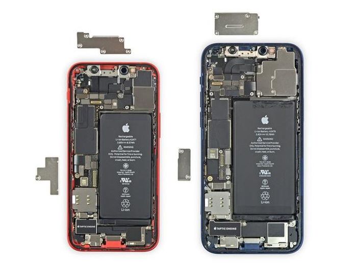  Nhìn từ mặt trước sau khi tháo màn hình, có thể thấy cách bố trí linh kiện của iPhone 12 mini tương ứng với iPhone 12, nhưng có nhiều thứ nhỏ hơn. Cụm phản hồi rung (Taptic Engine) của iPhone 12 mini nhỏ hơn khoảng 25% so với iPhone 12. Ảnh: iFixit. 