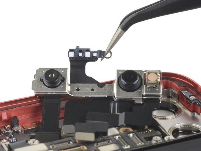  Ở giữa cụm camera FaceID, iFixit phát hiện một số chấm vuông, vị trí bình thường là của cảm biến ánh sáng. Ảnh chụp X quang cũng không tiết lộ thêm thông tin gì về các chấm này. iFixit cho rằng đây có thể là các ăng ten bổ sung cho 5G. Ảnh: iFixit. 