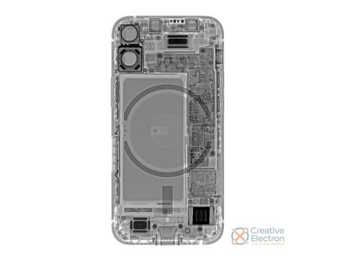  Ảnh chụp X quang chỉ ra một chi tiết thú vị khác về tính năng MagSafe. iFixit nhận định rằng tấm sạc không dây trên iPhone 12 mini có diện tích nhỏ hơn, bởi vòng sạc MagSafe không vừa mặt lưng của chiếc điện thoại này. Có thể đây là lý do iPhone 12 mini chỉ sạc được với công suất 12 W thông qua MagSafe, trong khi các mẫu iPhone 12 khác sạc với công suất 15 W. Ảnh: Creative Electron. 