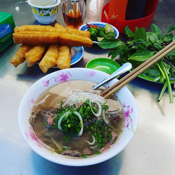 Dọc con đường là các quán cà phê, hàng ăn mọc lên sát nhau giúp bạn có nhiều sự lựa chọn. Ảnh: Yubitran, moon.youngjun.