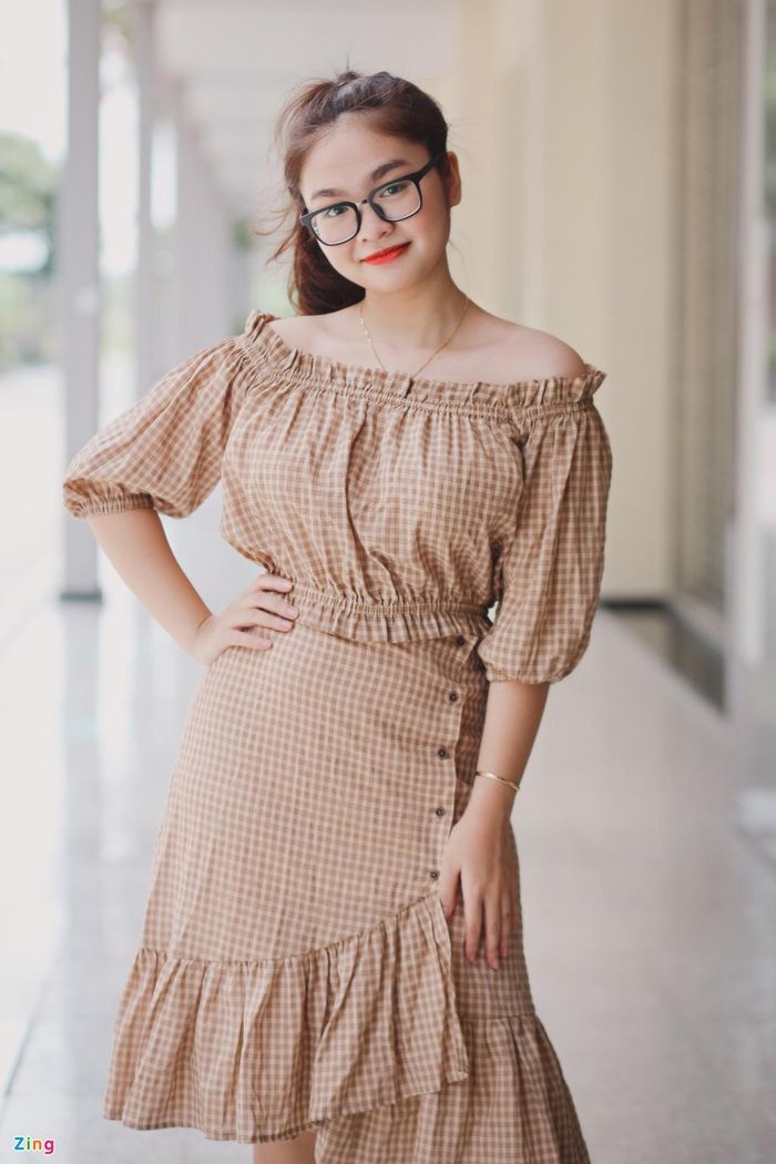 "Không có cha mẹ ở bên, tôi tự học cách làm mọi thứ. Dần dần, tôi thích nghi được với cuộc sống ở TP.HCM. Tôi đã không còn là cô bé mít ướt, hay vòi vĩnh khi có mẹ ở bên. Tôi mạnh mẽ hơn những gì mình nghĩ. Tôi tự tập chạy xe để đến trường học thay vì phải nhờ người khác chở", cô bộc bạch.