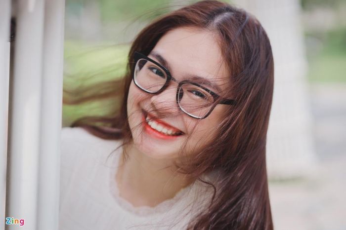 Thiện Nhân đi cùng anh trai đến buổi hẹn với Zing. Quán quân Giọng hát Việt nhí 2014 diện đầm trắng thanh lịch và nữ tính. Ngoài đời, cô gây ấn tượng với làn da trắng, mái tóc dài và nụ cười rạng rỡ.