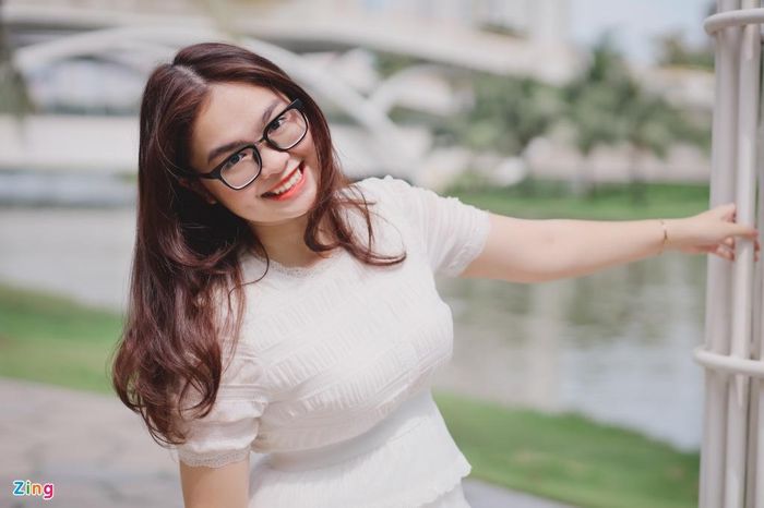 Ở tuổi 18, Thiện Nhân ngày càng trưởng thành và xinh đẹp. Chia sẻ với Zing, cô cho biết bản thân cao gần 1,6 m và cân nặng hơn 50 kg. "Lúc đỉnh điểm, tôi từng nặng hơn 60 kg. Thời gian qua, tôi cố gắng tập thể dục và có chế độ ăn cân đối để giảm cân", giọng ca quê Bình Định nói.