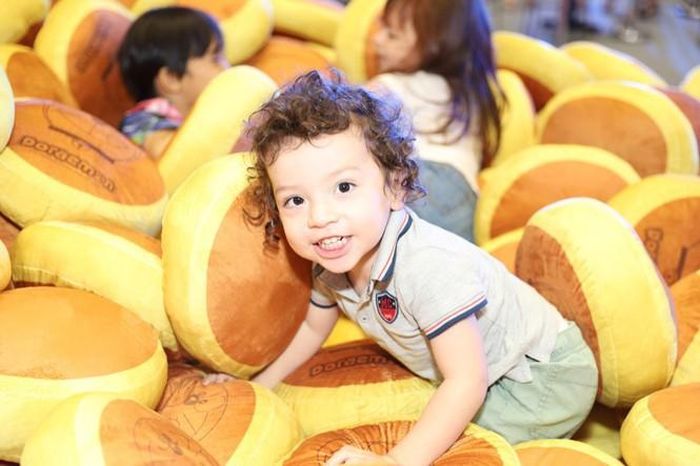 Trẻ em thích thú chơi đùa trong hồ bánh rán Dorayaki Ngoài ra, Doraemon sẽ chính thức trở lại màn ảnh rộng cùng phim Doraemon: Nobita và những bạn khủng long vào ngày 18/12/2020 sau chuỗi ngày hoãn chiếu. Với sự kết hợp giữa truyện và phim, các fan sẽ được hòa mình vào câu chuyện, cùng nhau trở về kỷ Phấn Trắng, nơi Doraemon, Nobita và nhóm bạn sẽ trải qua nhiều khoảnh khắc gây cấn để giúp đỡ 2 chú khủng long sinh đôi tìm lại nguồn gốc. Điều đặc biệt được bật mí chính là bộ phim Stand By Me 2 cũng sẽ được công chiếu tại Việt Nam vào mùa Xuân 2021.