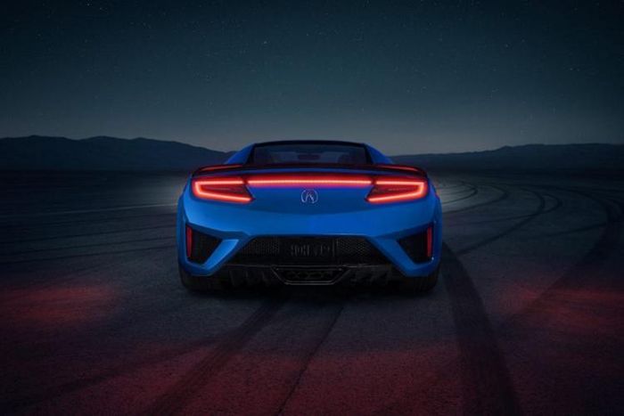 Acura NSX 2021 sử dụng động cơ V6 tăng áp kép, dung tích 3,5 lít kết hợp cùng hệ thống đẫn động lai điện với ba mô-tơ, sản sinh tổng công suất 573 mã lực và mô-men xoắn cực đại 645 Nm. Sức mạnh được truyền đến bánh sau thông qua hộp số ly hợp kép 9 cấp. Hai trong số ba mô-tơ điện được hãng đặt tại trục trước, biến chiếc xe trở thành xe dẫn động bốn bánh toàn thời gian. Cung cấp sức mạnh cho động cơ điện này sẽ là viên pin Li-ion dung lượng 1,3 kWh. Với sức mạnh nói trên, Acura NSX có khả năng tăng tốc lên 96 km/h trong vòng 2,9 giây trước khi đạt tốc độ tối đa ở mức 307 km/h. Xe có khối lượng khô ở mức 1.759 kg.