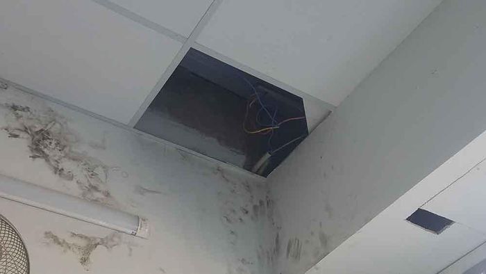 Kẻ trộm đột nhập bằng lối mái nhà và vị trí leo vào ở góc của tiệm