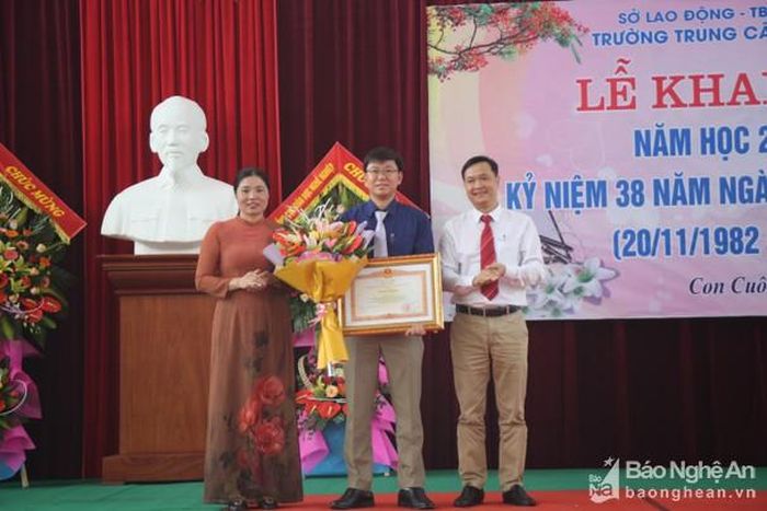 Thừa ủy quyền của Thủ tướng Chính phủ, Vụ trưởng Đào Trọng Độ và Phó Giám đốc Sở LĐ,TB&amp;XH Hồ Thị Châu Loan trao Bằng khen cho Hiệu trưởng Lê Văn Tuấn. Ảnh: Thanh Nga