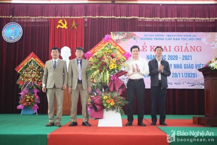 Lãnh đạo huyện Con Cuông chúc mừng nhà trường. Ảnh: Thanh Nga