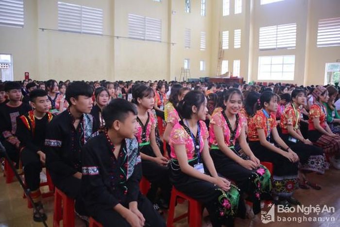Trường có 193 em dân tộc Thái, 132 em dân tộc Khơ mú, 96 em dân tộc Mông, 02 em Ơ đu, 11 em người Đan Lai, 04 em dân tộc Poọng. Ảnh: Thanh Nga