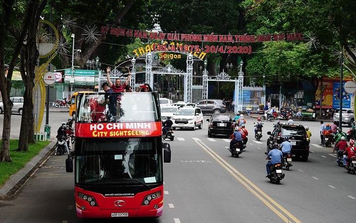 Du khách các tỉnh tham quan, trải nghiệm TP Hồ Chí Minh bằng xe buýt hai tầng.