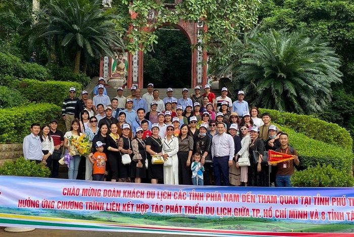 Du khách TP Hồ Chí Minh tham quan, tìm hiểu các điểm đến lịch sử, văn hóa vùng Tây Bắc.