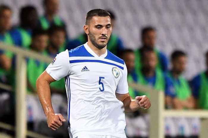 Hậu vệ trái: Sead Kolasinac (Bosnia &amp; Herzegovina).