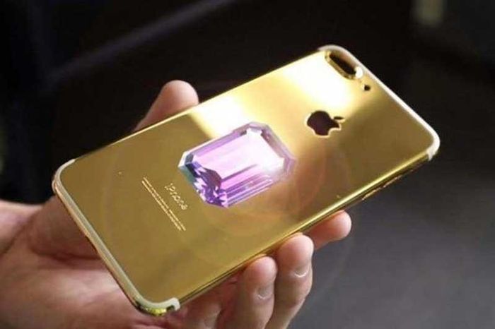 Cận cảnh chiếc iPhone 6 Falcon Supernova Pink Diamond.