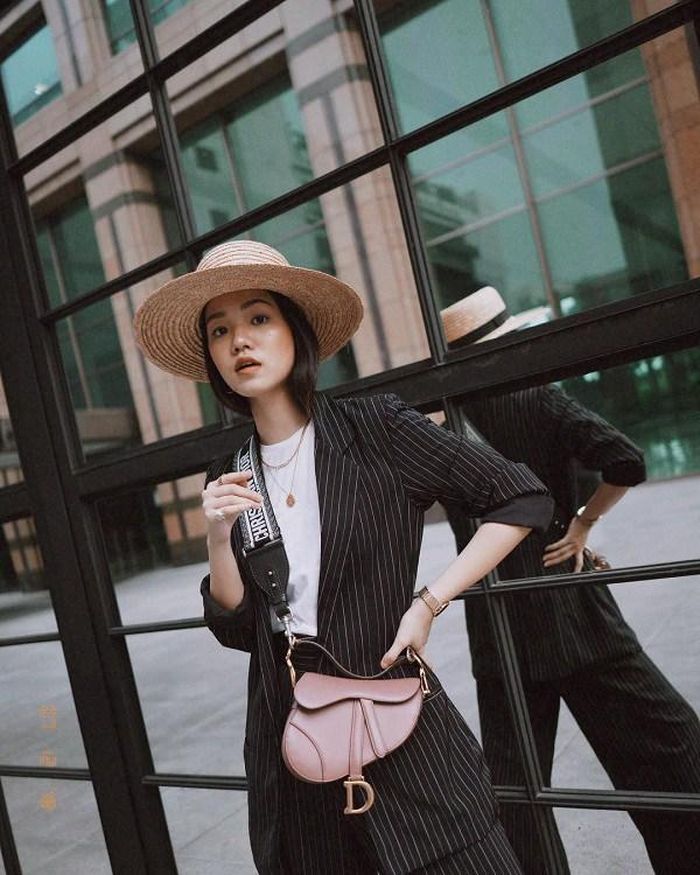 Áo blazer kẻ sọc dọc là gợi ý hoàn hảo dành cho những quý cô theo đuổi phong cách thanh lịch.