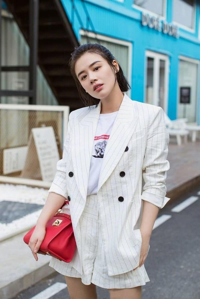 Mã Tư Thuần diện outfit vô cùng tôn dáng gồm áo blazer và quần short đều có họa tiết kẻ sọc dọc.