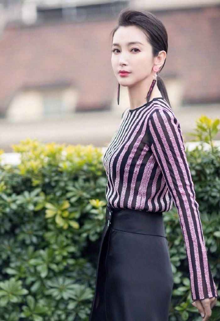 Set đồ phối cùng chiếc áo kẻ chẳng hề cầu kỳ nhưng vẫn tôn lên nhan sắc của Lý Băng Băng.