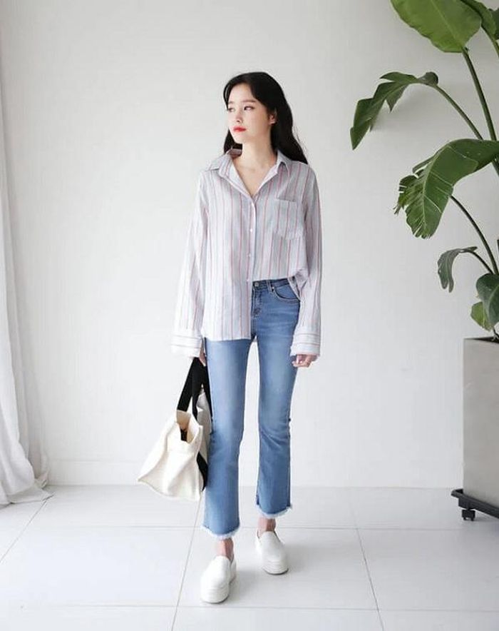 Áo sơ mi kẻ sọc dọc dễ mặc, không hề kén dáng.