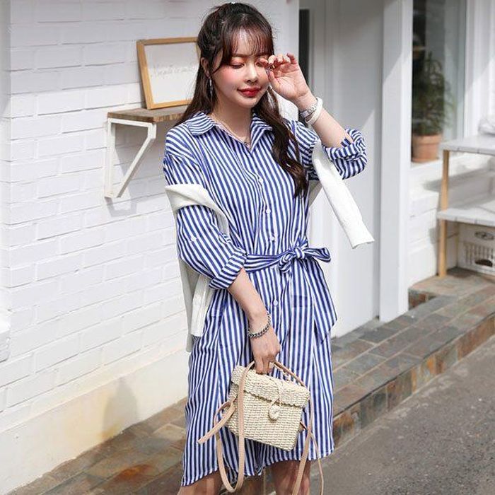 Vào những ngày ngại không muốn phối đồ cầu kỳ, các nàng chỉ việc mặc một chiếc đầm liền thân kẻ sọc dọc là đã đủ xinh xắn và rạng rỡ.