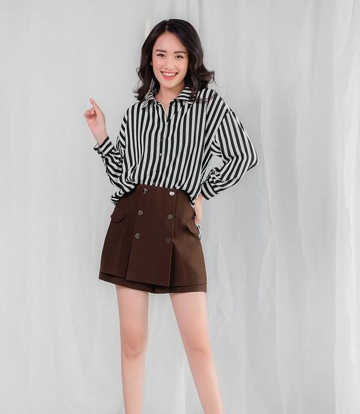 Để trông nữ tính hơn, các nàng có thể mix áo sơ mi kẻ với chân váy ngắn.