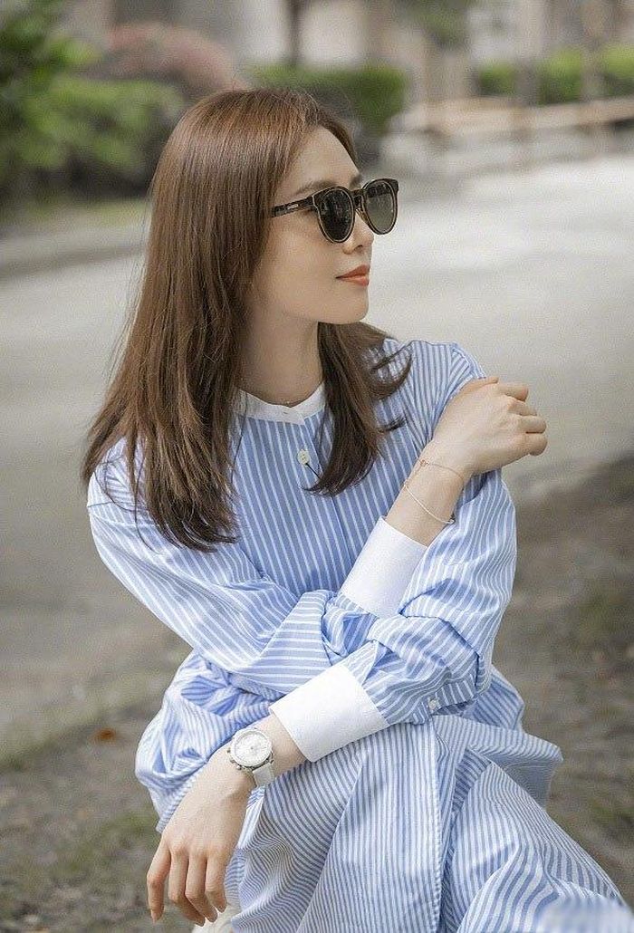 Lưu Thi Thi trông trẻ trung trong chiếc đầm kẻ sọc dọc.