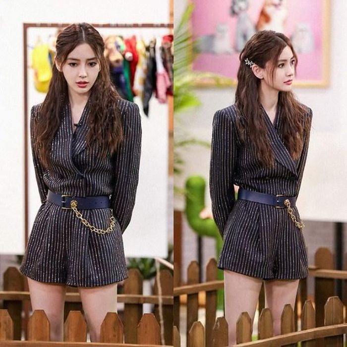Angela Baby làm người hâm mộ không khỏi xuýt xoa khen ngợi khi mặc jumpsuit kẻ sọc đẹp mắt.