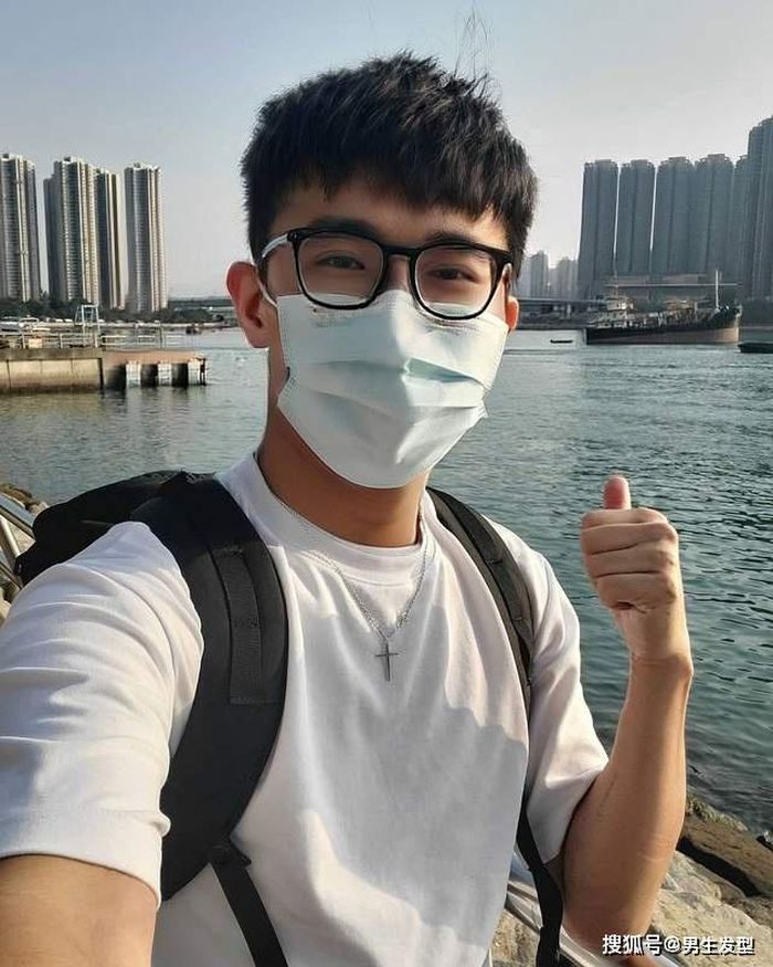  Các chàng trai chuộng phong cách thư sinh hợp với tóc mái. Ảnh: KKNews. 