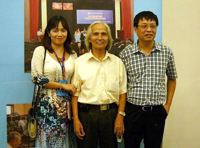 Lê Hồng Thiện và con gái Lê Hồng Nguyên, con rể Phạm Khải, 3 hội viên Hội Nhà văn Việt Nam