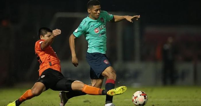 Derley (áo xanh) khống chế bóng bằng tay trong vòng cấm địa khiến Muangthong United phải nhận một quả phạt 11m.Ảnh: Kitti Tupmalai