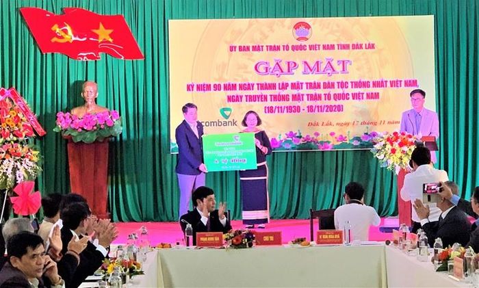 Các doanh nghiệp ủng hộ Quỹ “Vì người nghèo” tỉnh Đắk Lắk tại lễ kỷ niệm 90 năm Ngày truyền thống MTTQ Việt Nam.