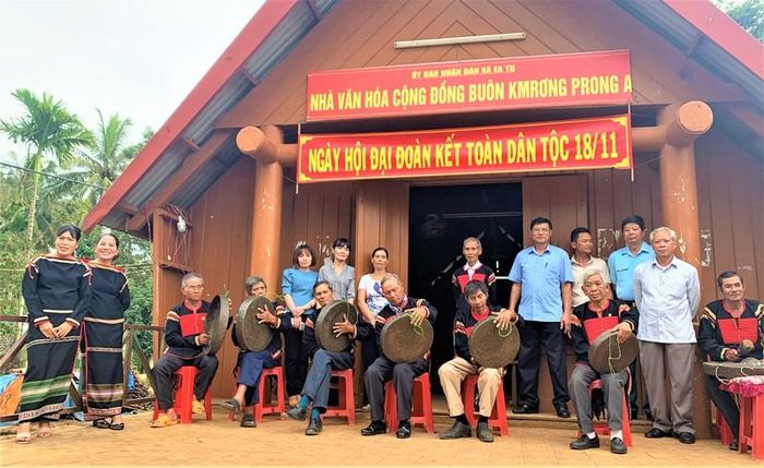 Đội chiêng buôn Kmrơng A, xã Ea Tu, thành phố Buôn Ma Thuột diễn tấu chiêng trong Ngày hội Đại đoàn kết toàn dân tộc của buôn.