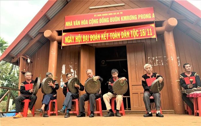 Đội chiêng lớn tuổi buôn Kmrơng A, xã Ea Tu, thành phố Buôn Ma Thuột, tỉnh Đắk Lắk đánh chiêng vui cùng bà con buôn làng trong Ngày hội Đại đoàn kết toàn dân tộc.