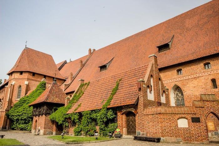 Malbork là điểm đến lý tưởng cho những du khách thích khám phá lịch sử và kiến trúc thời trung cổ ở châu Âu. Nguồn ảnh: Globeguide